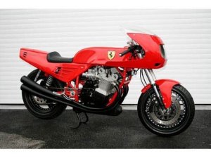 Moto: la Ferrari 900