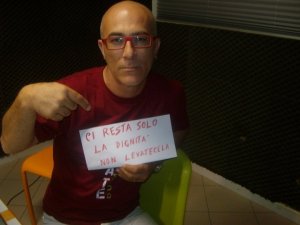Si incatena all'ingresso della Riserva dello Zingaro per protesta!