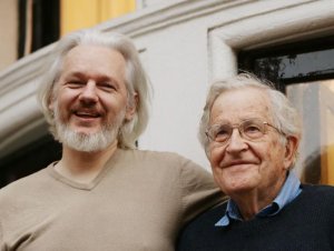Chomsky: “Dovremmo ringraziare Assange per il suo coraggio e la sua integrità” (VIDEO)