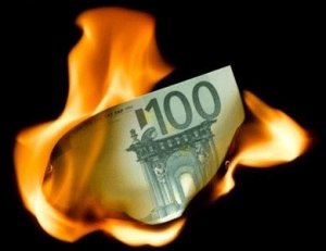 Euro, la moneta che ha fatto fuori i risparmi