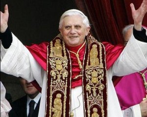 Benedetto XVI: “Apprezzamento a governo italiano per difesa crocifisso”