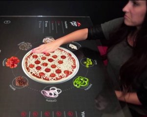 Pizza Hut: un tavolo touch per creare la tua pizza - VIDEO
