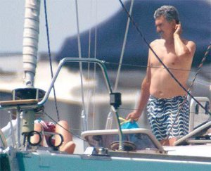 D'Alema all'Asinara, niente operai solo barca a vela