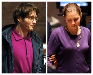 Omicidio Meredith: per l'accusa la Knox e Sollecito "hanno ucciso per niente". E lo scontro va avanti sui media