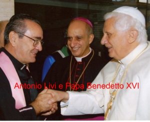 Antipapisti, “Al cuore di Ratzinger al cuore del mondo”: nel mirino dopo Francesco anche Benedetto XVI e il Vaticano II.