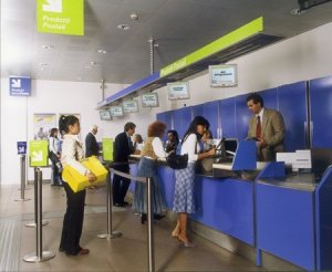 Alle poste, in un torrido agosto, accade anche questo
