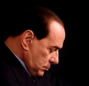 Le dimissioni "lente" di Berlusconi, facendo i propri interessi e tradendo l'Italia