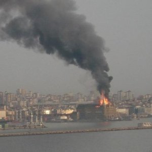Istanbul: incendio alla stazione ferroviaria