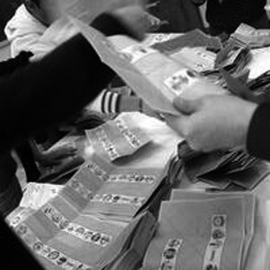 L'Italietta d'avanspettacolo e la crisi della democrazia