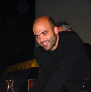 Parigi si mobilita per Roberto Saviano