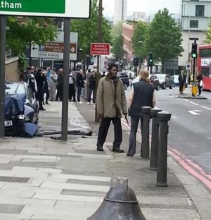 Attentato di Woolwich, parla la testimone che ha intrattenuto gli assassini. Il figlio la riconosce su twitter