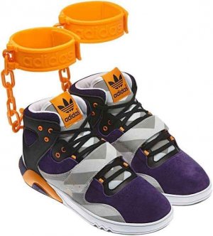 L'Adidas ritira dalla vendita le scarpe con le manette