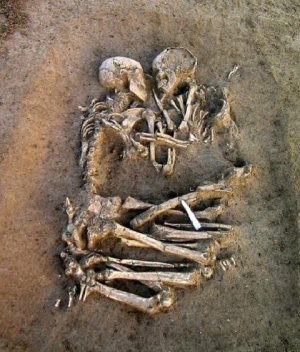 Gli "amanti di Valdaro": un abbraccio lungo 6mila anni
