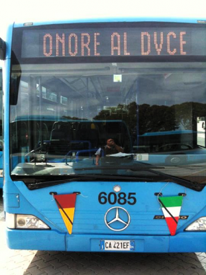 "Onore al Duce": un autobus dell'Atac inneggia al fascismo