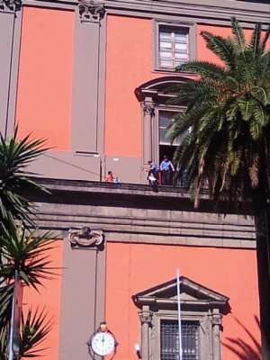 Napoli: disoccupato si arrampica per protesta sul cornicione del Museo Nazionale
