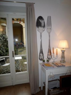 The Kitchen of Fashion presenta: Côté Fashion in un cortile. 25 Fashion Stylist upcoming