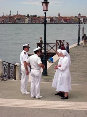 Spunta un fiore nel cemento della nave abbandonata