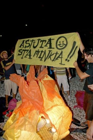 Divieto d'estate: a C/Mare proteste in spiaggia per il divieto di fare i falò