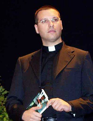 Ragazzi... silenzio, arriva Don Luigi Merola, il prete anticamorra
