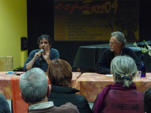 Marco Bersani con Giorgio Caniglia all'espace populaire di Aosta