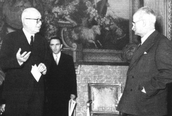 Il presidente della Repubblica Luigi Einaudi (a destra) a colloquio con l'ingegnere Oscar Sinigaglia (a sinistra) al Palazzo del Quirinale negli anni cinquanta