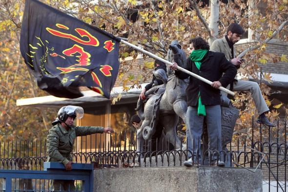 Iran, gli assalti alle ambasciate e quelli ai governi 