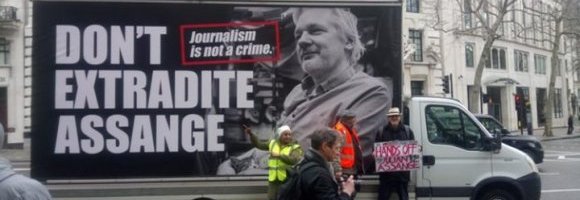 Processo Julian Assange: un attentato alla libertà di espressione, un processo politico