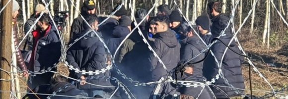 Migranti al confine tra Bielorussia e Polonia. La solidarietà internazionale blocca un respingimento illegale