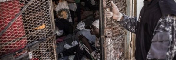 Le prigioni segrete che tengono i migranti fuori dall'Europa