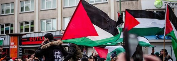 A Israele non basta l'invasione: toglie soldi alle banche palestinesi