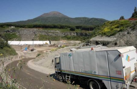 Cronache da Terzigno. Bertolaso risponda: dove è finito il ciclo integrato dei rifiuti a Napoli?