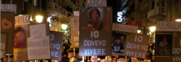 Taranto, fiaccolata per i bambini morti di cancro