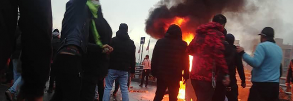 L'aumento del carburante incendia l'Iran