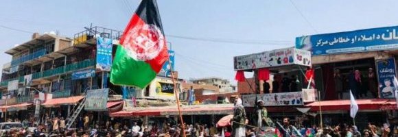 Afghanistan, issare una bandiera infangata 