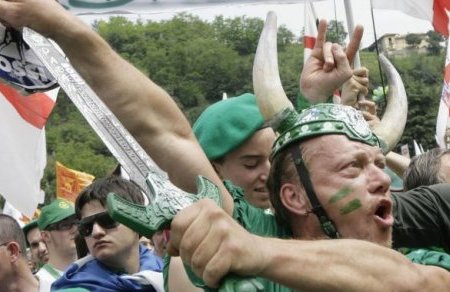 Lega: i militanti chiedono le ronde contro gli immigrati (e non vedono l'accusa di corruzione a Boni)