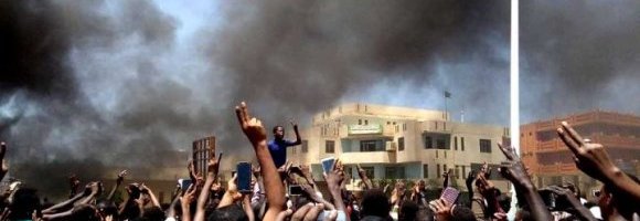 Sudan: Esercito avanza nella capitale e le milizie conquistano una base in Darfur
