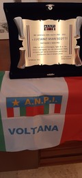La targa consegnata dall'ANPI di Voltana per i cento anni dalla nascita di Luciano Marescotti.