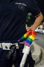 La bandierina rainbow della Polizia Locale