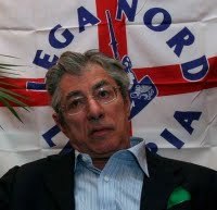 Bossi: «La Lega non è contro l'inno, chiede stipendi equi»
