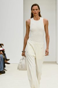 1773941915-ferrari-look-donna-bianco-2026
