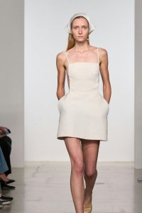 1773941951-calvin-klein-vestito-donna-bianco-2026