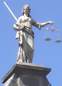 Una bella signora da corteggiare e assoggettare alla politica: la giustizia