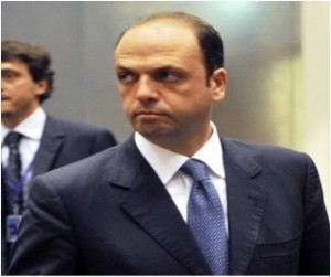 alfano cravatta 300x251 Quando la cravatta dice tutto