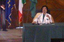 Gheddafi: dal sospetto di aver corrotto i giudici Italiani agli affari sotto il segno delle deportazioni!