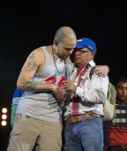 calle13 con papa ayotzinapa