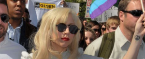 La pigrizia e la sottovalutazione. Quei giornali “di razza” che si perdono la vera notizia su Lady Gaga
