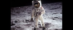 Dopo quaranta anni, la luna non sembra cambiata. Invece, il mondo...