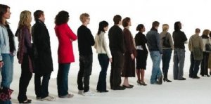 Al di là di uno sportello: un'ora di fila fra le pause degli impiegati