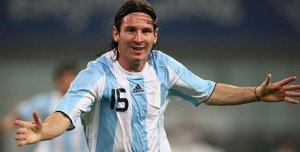 Una chitarra per Messi, nel segno degli Oasis (forse)