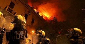 Grecia, votata l'austerity ma il popolo non ci sta
